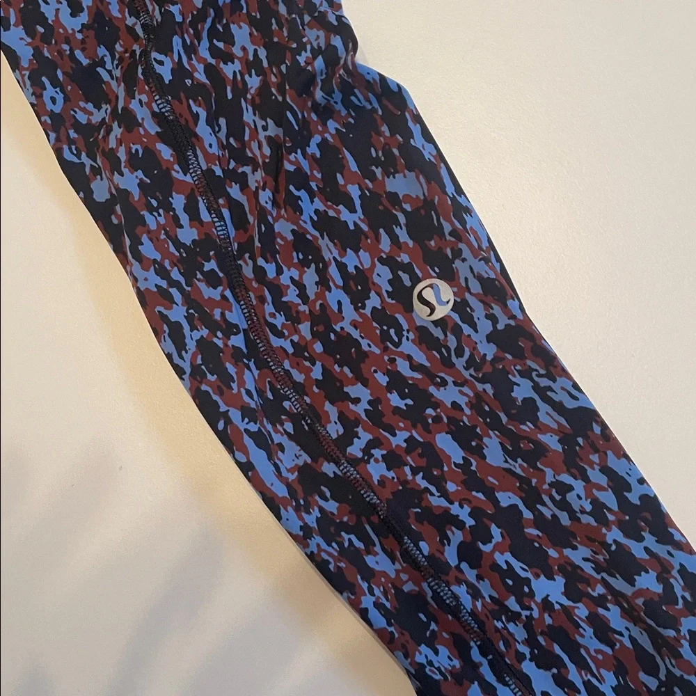 Lululemon Size 2 Side Pockets Blue and Brown Patterned‎ Leggings 24”
